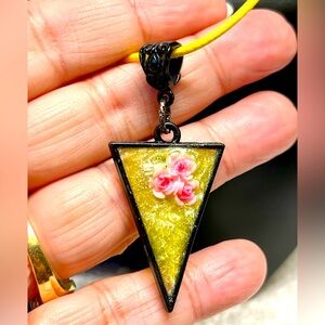 🌸💖cute handmade floral -resin pendant with chain